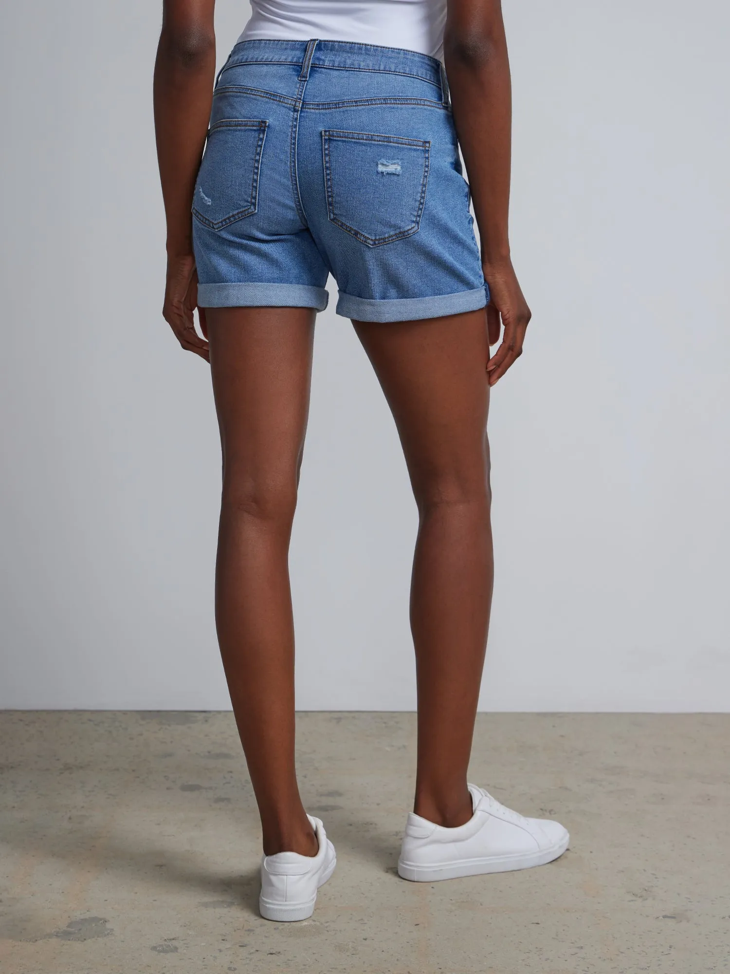 Essential Mid-Rise Denim 5-Inch Boyfriend Short - Medium Wash