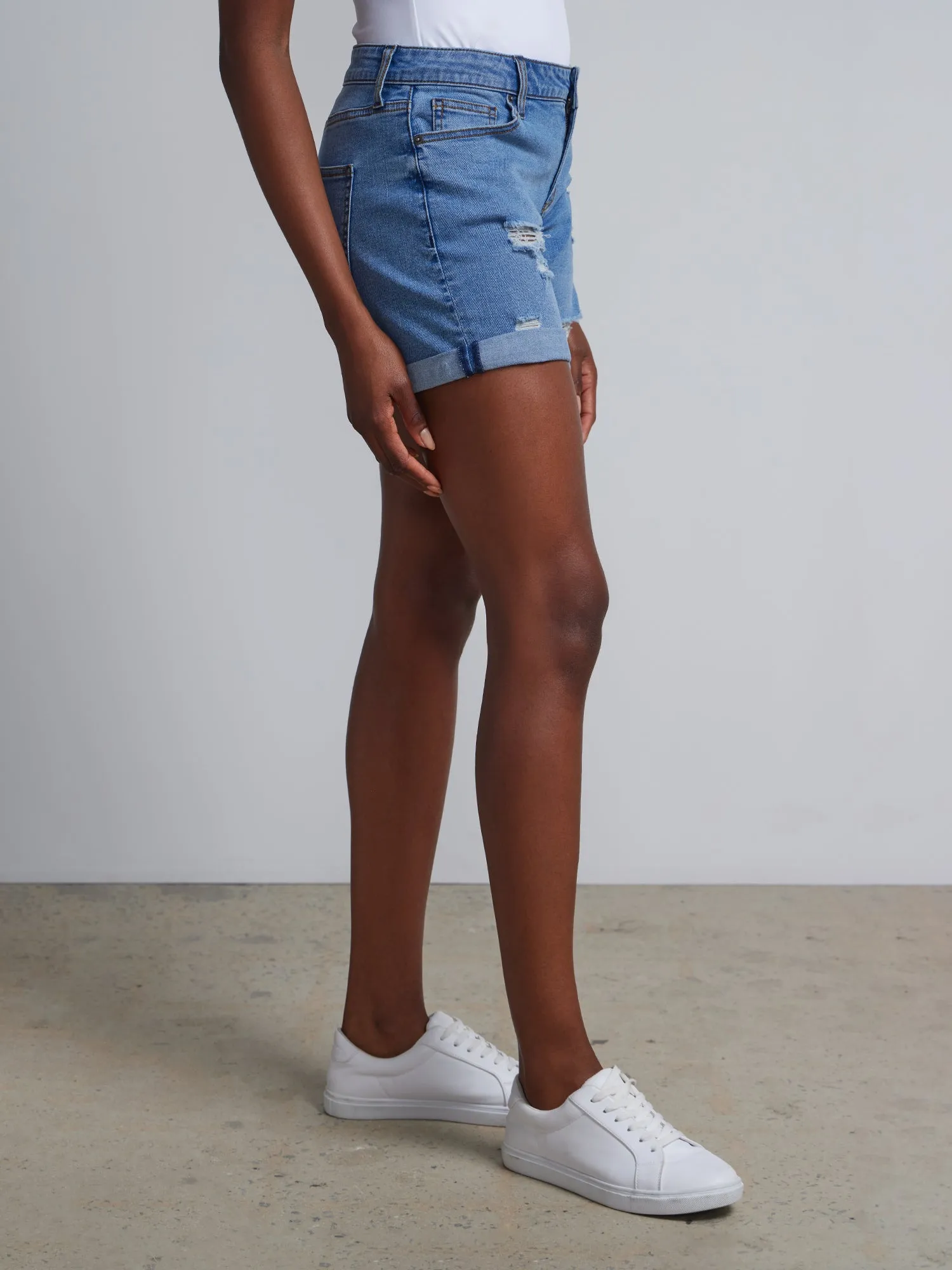 Essential Mid-Rise Denim 5-Inch Boyfriend Short - Medium Wash